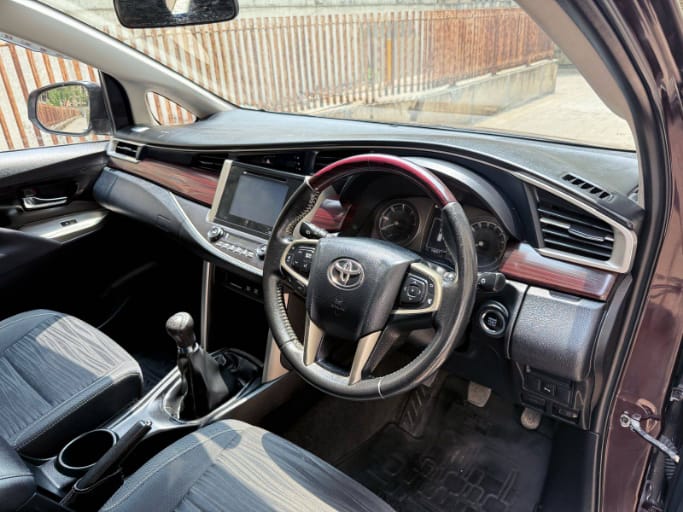 Toyota Innova Crysta 2.4 VX MT 8S BSIV
