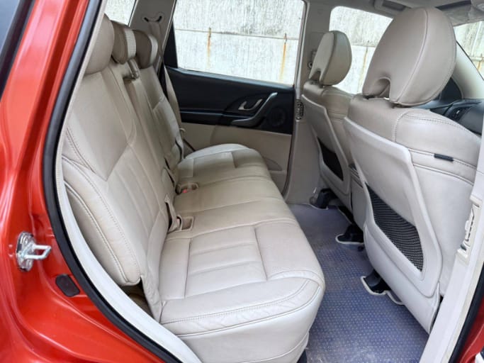 2016 Mahindra XUV500 AT W10 FWD